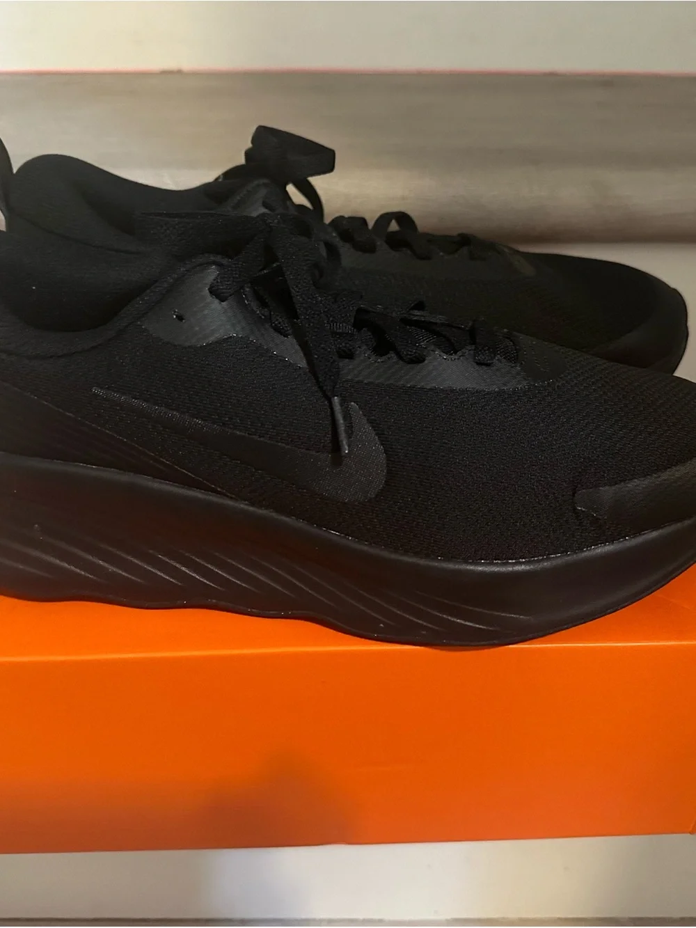 Nike Men's Black Low-Profile Running Sneaker